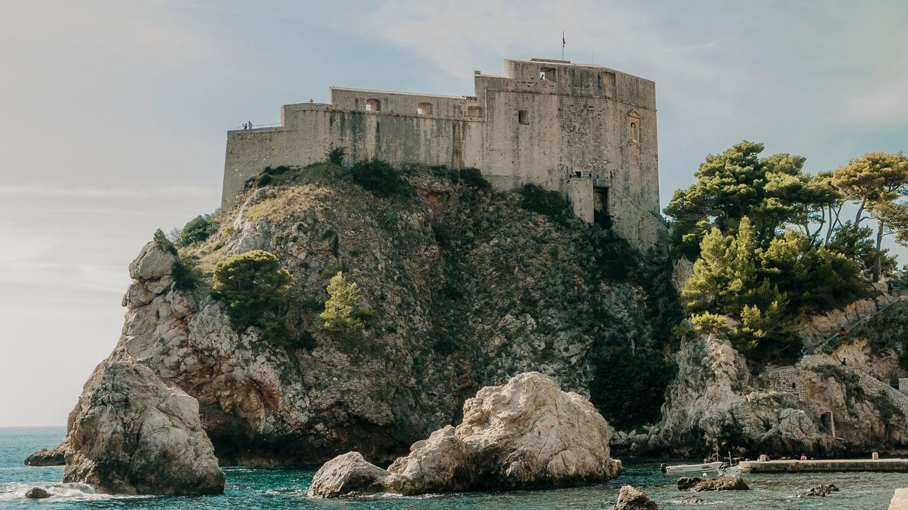 Historiska dörrar med valvbågar i gamla stan i Dubrovnik, känd som kuliss för Red Keep i Game of Thrones