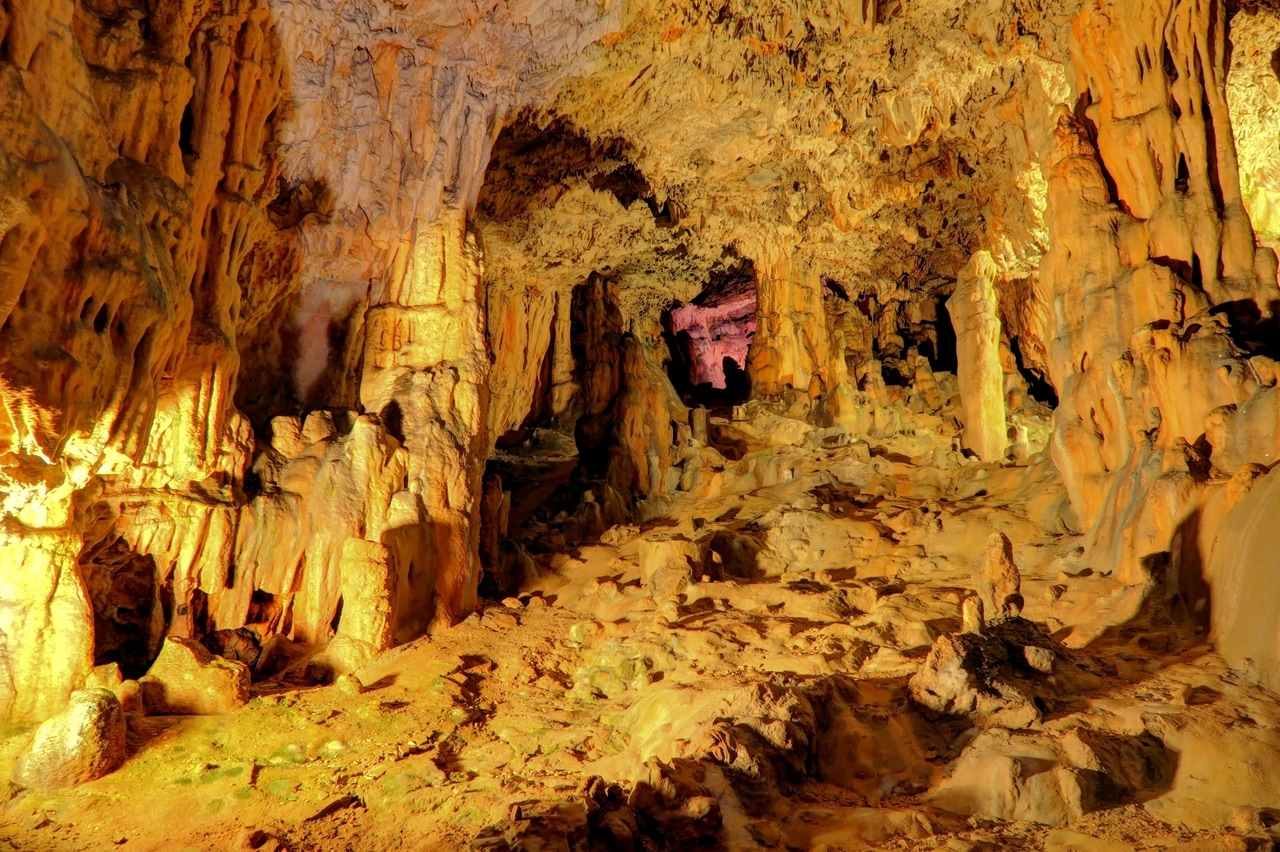 Peșteră fascinantă cu stalactite în Croația, cu stalagmite și stalactite impresionante, strălucind în lumină caldă. Frumusețea naturală a peșterii oferă o experiență unică și mistică.