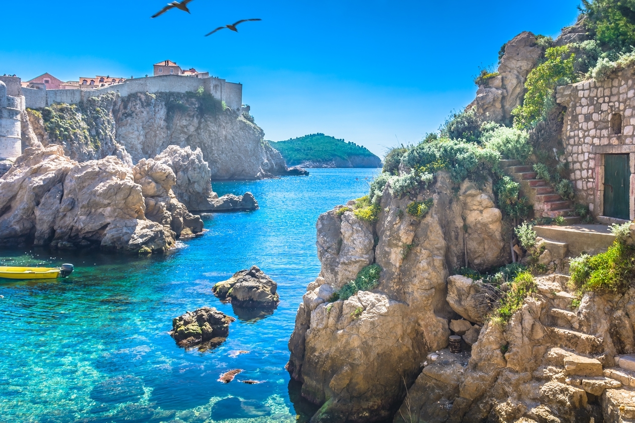 Rochers et eau cristalline devant la forteresse Lovrijenac à Dubrovnik